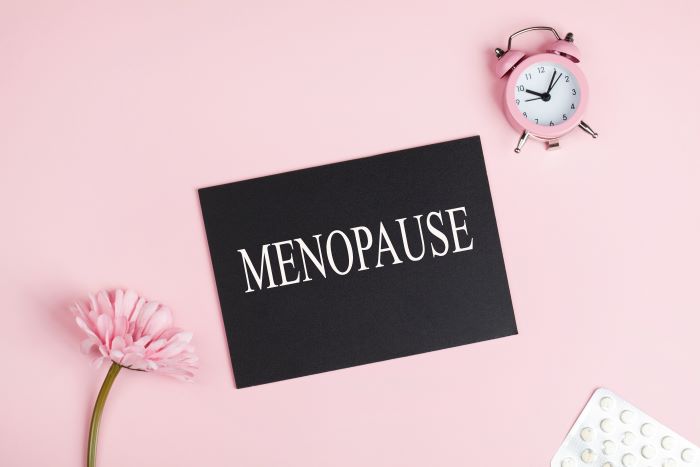 Návaly tepla v menopauze: Prečo vznikajú a ako si po...